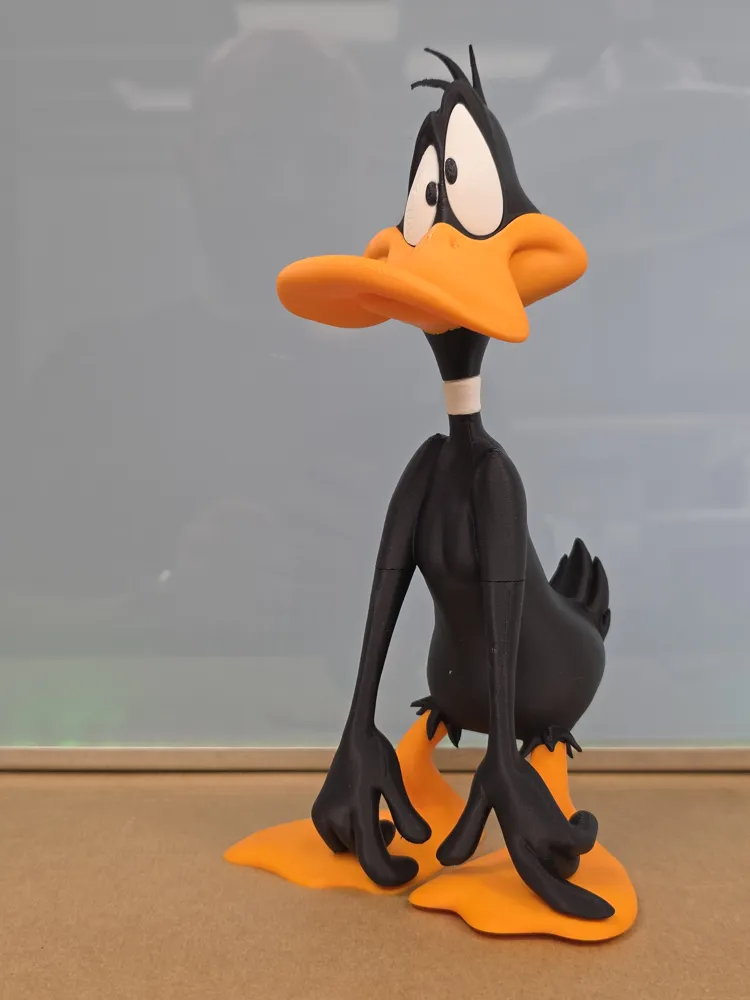 Miniatura do Patolino impressa em 3D em preto e laranja