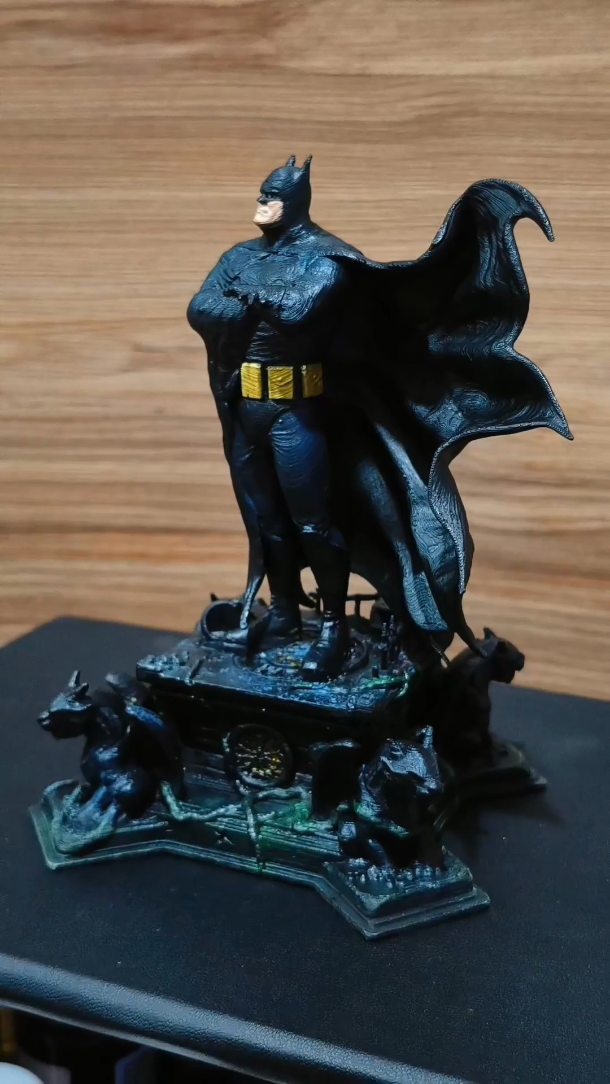 Estátua do Batman impressa em 3D e pintada à mão sobre base com gárgulas