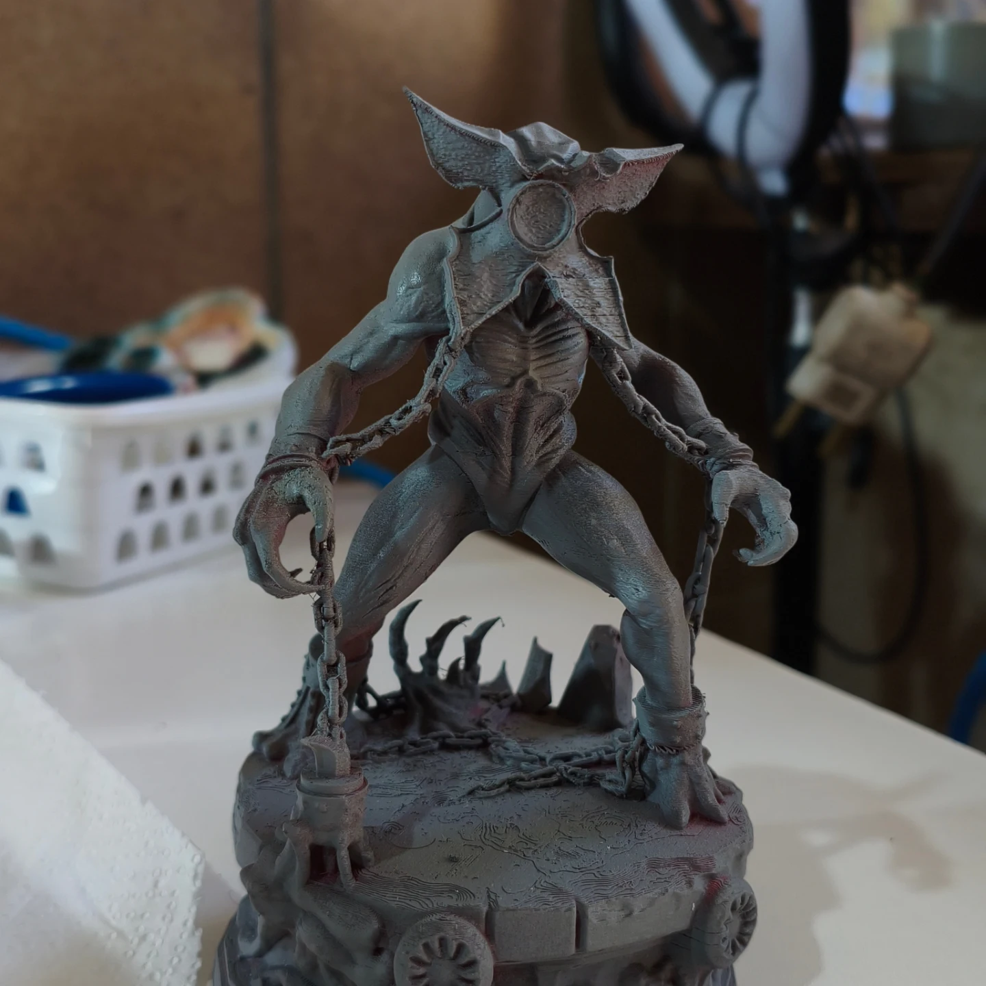 Criatura fantástica impressa em 3D com correntes e base detalhada