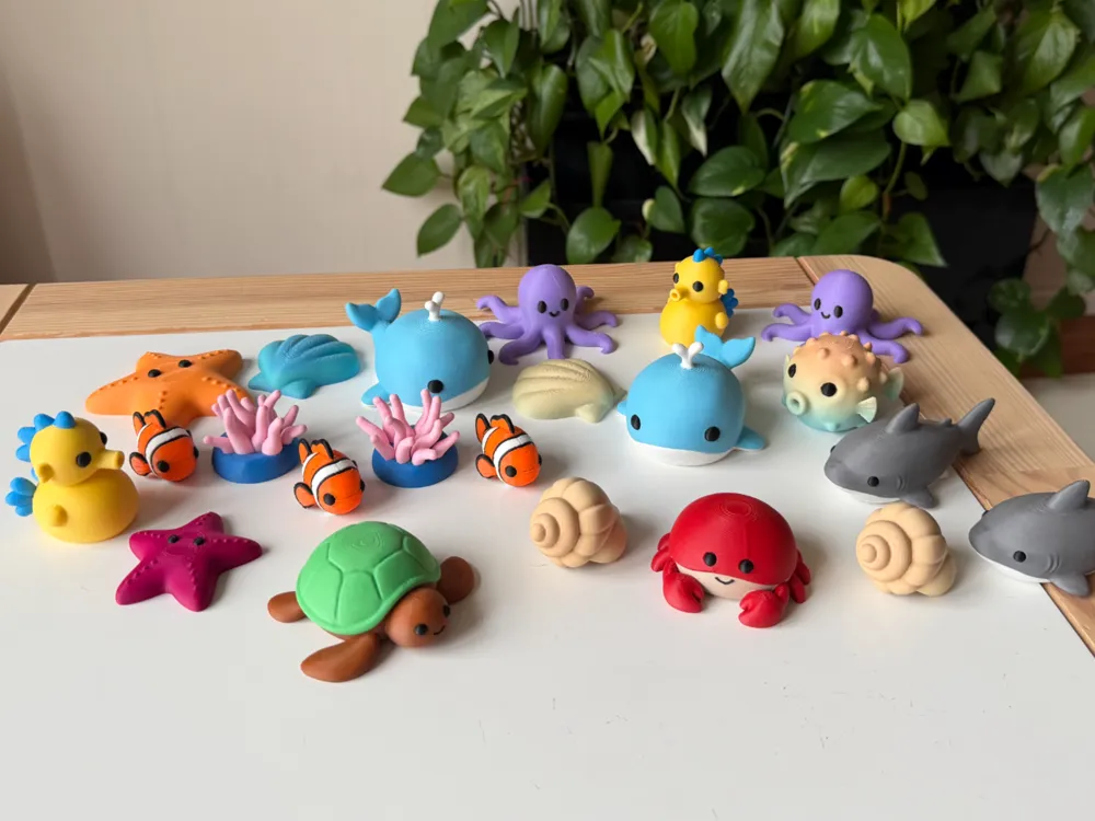 Coleção de bichinhos do mar impressos em 3D coloridos sobre a mesa