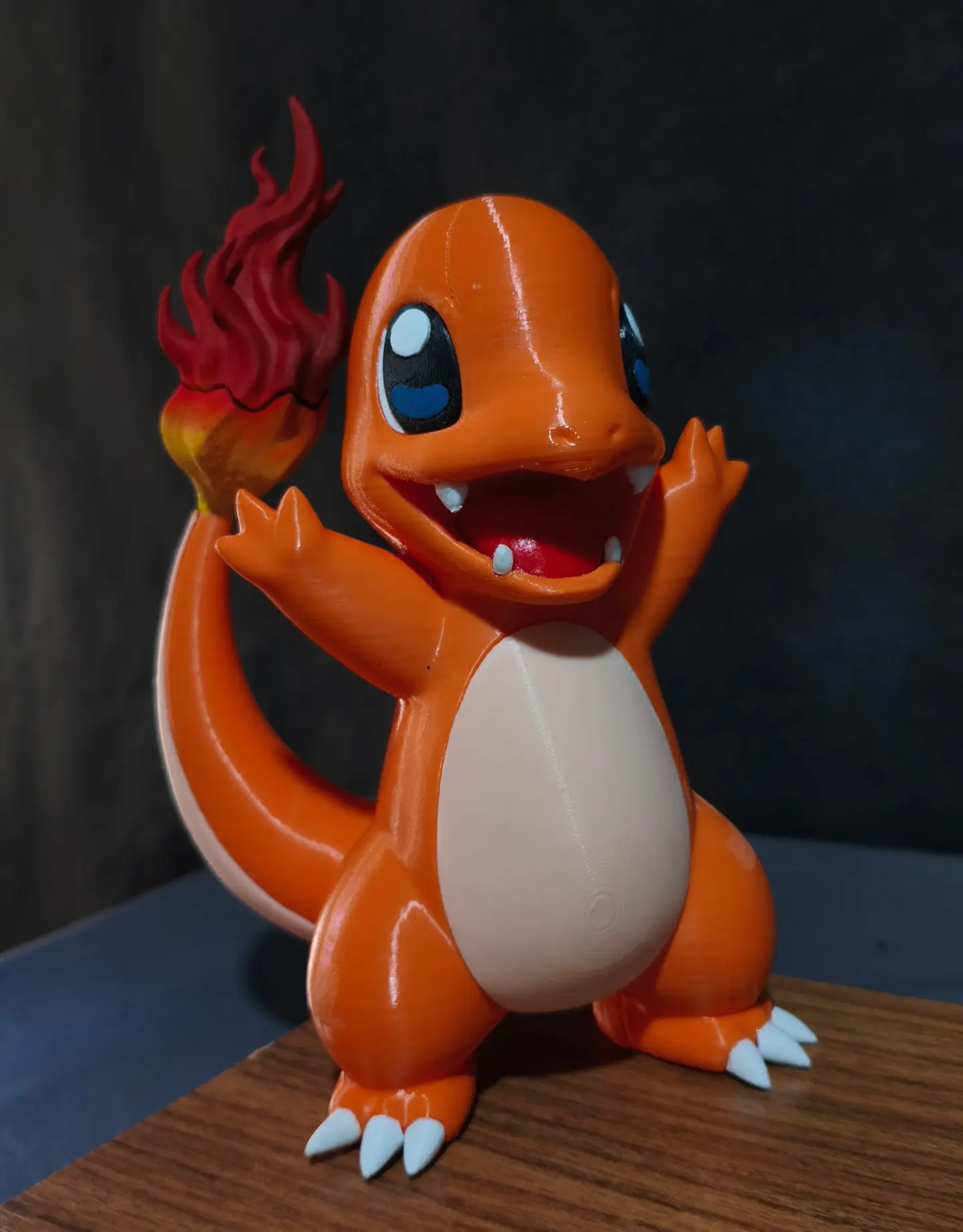 Charmander impresso em 3D em laranja com chama vermelha na cauda