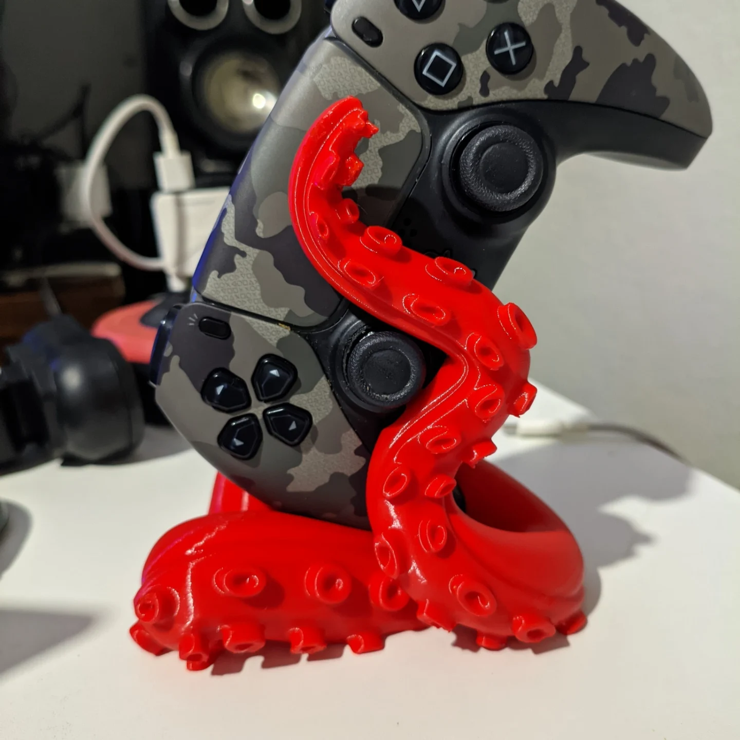 Suporte de controle em formato de tentáculo vermelho impresso em 3D